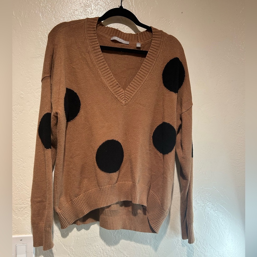 Cyrus v neck sweater with black dots size large